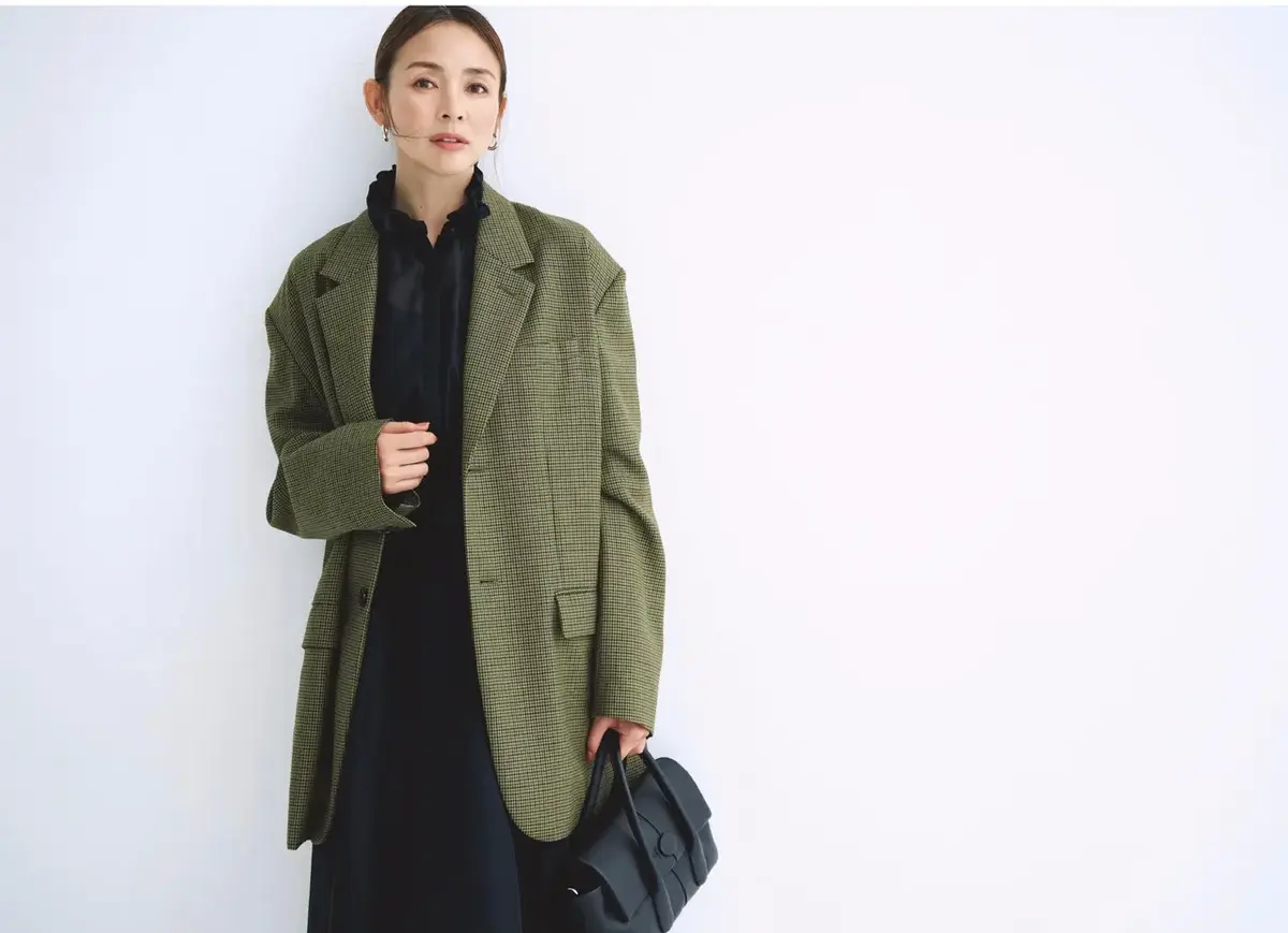 辛口ジャケットから甘いフリルをのぞかせて、秋のトラッドスタイルを旬なバランスに導く。気温15℃