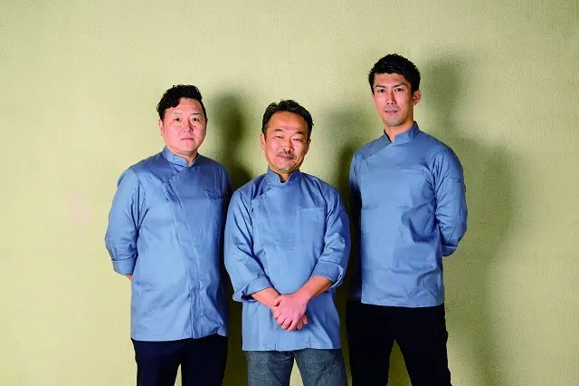 左から大河原謙治総支配人兼料理長、石井義典総合プロデューサー兼総料理長、日山浩輝料理長