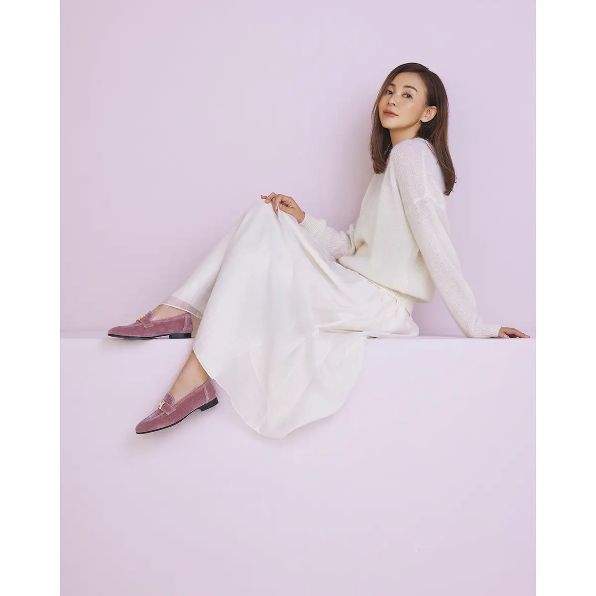 白ニットとしとスカートにピンクローファーを合わせたコーデ　モデル・SHIHO