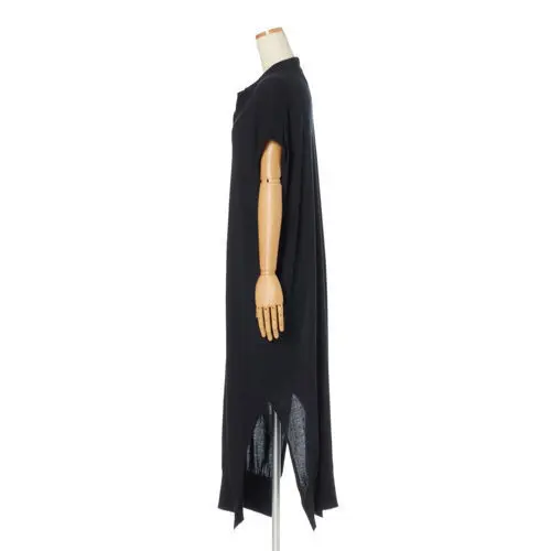 裾スリット入りなので長め丈でも足さばきがいい