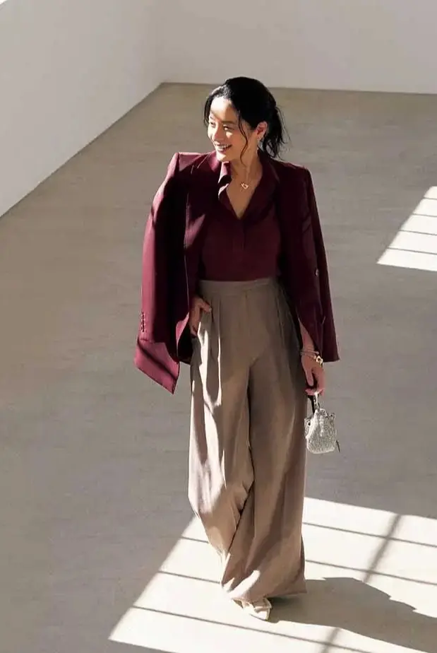 奥ゆかしい色香を放つ、ダークチェリー色のレイヤード。豊潤な美しさが晴れの場で視線を集めて