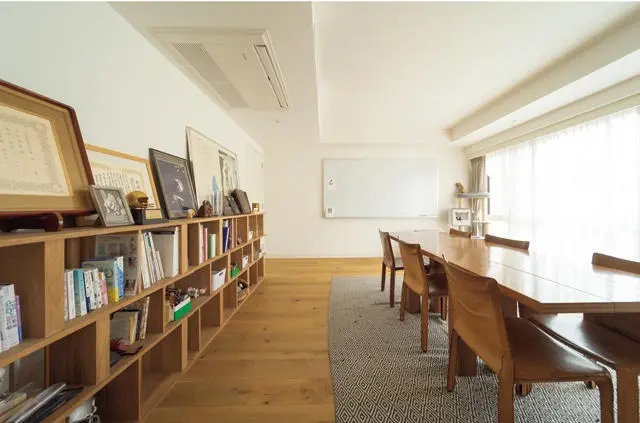 長くダイニングテーブル＆チェアとして愛用してきたカッシーナ・イクスシーのテーブルとキャブチェアはミーティングルームで活躍。