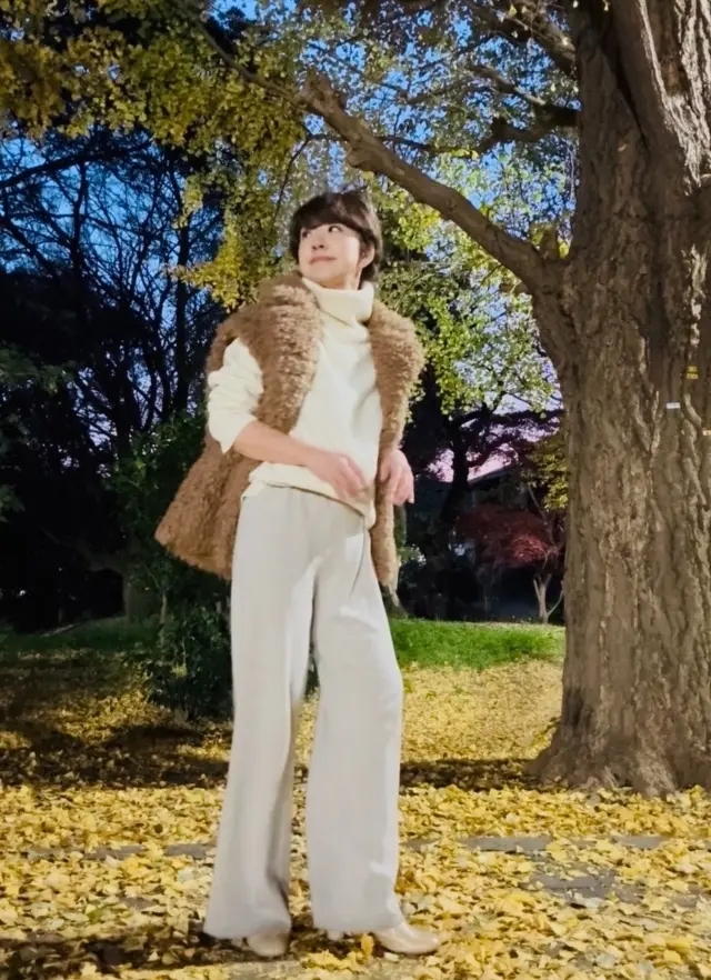 冬のホワイト&ブラックパンツコーデにブラの画像_6