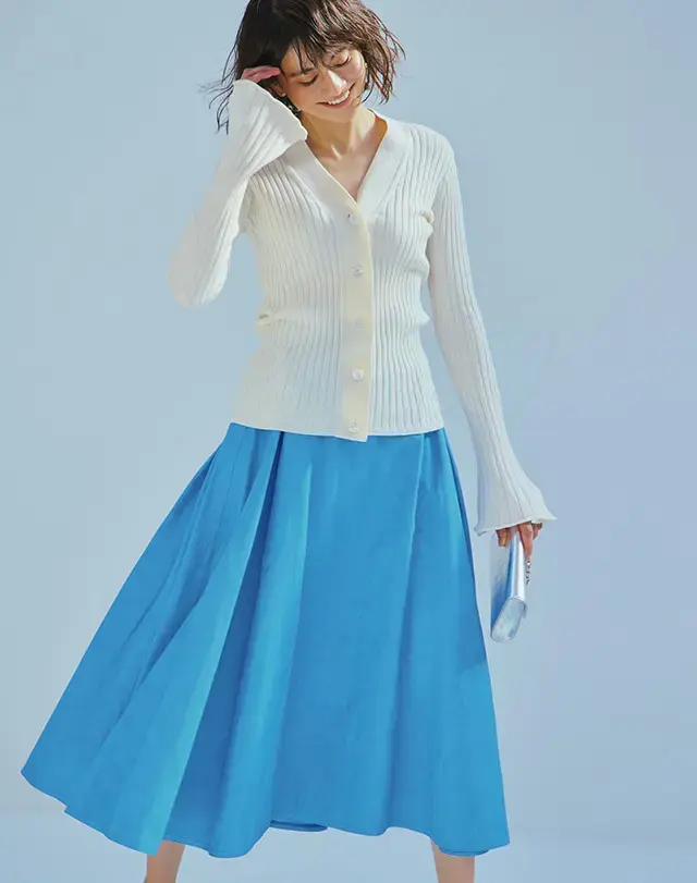 【好感度をあげるニット×スカートコーデ9選】50代 柔らかでチャーミングな印象を叶える“フレッシュコンサバ”仕上げ