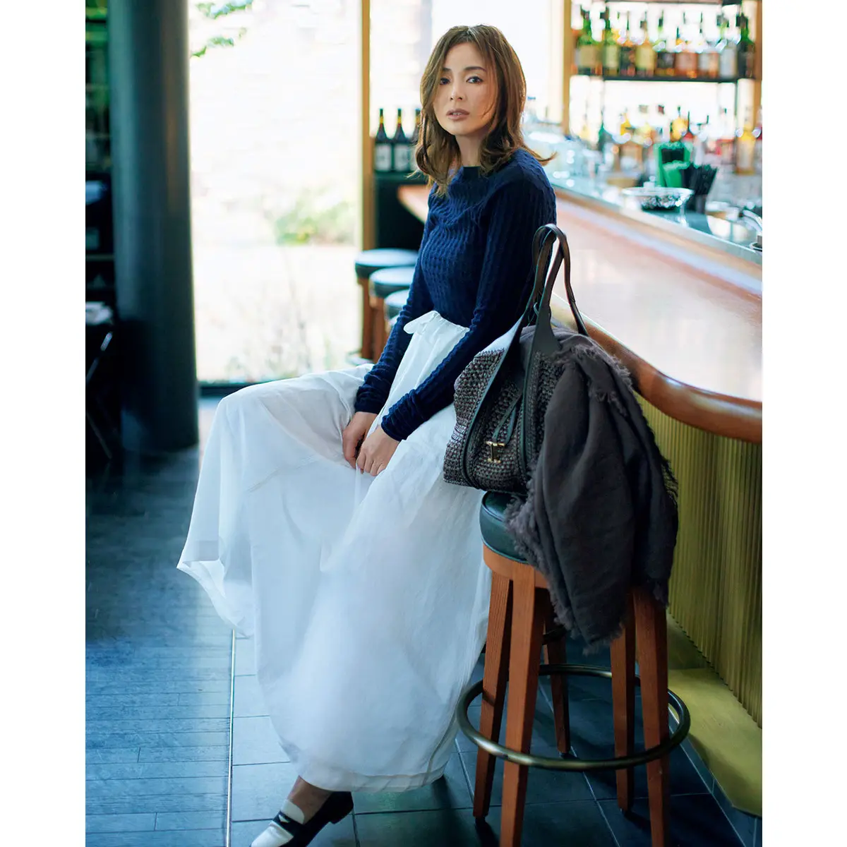ネイビーニットと白ロングスカートのコーデ　モデル・SHIHO