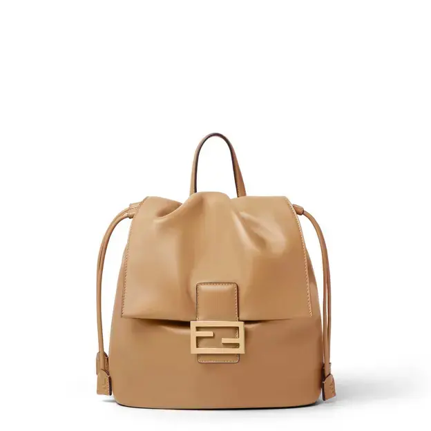 都会的な見た目でアクティブに過ごせるレザーのバックパック