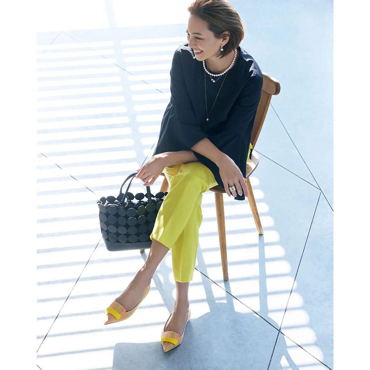 ブラウスとイエローパンツのコーデ　モデル・RINA