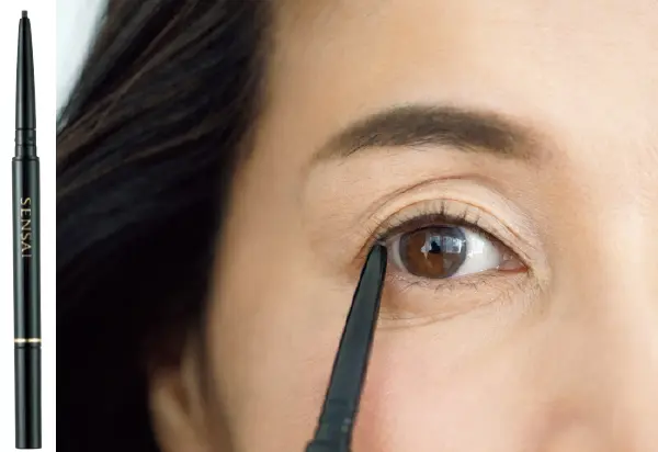 茶のジェルライナーで上まぶたのまつ毛根元の“白”部分を埋める