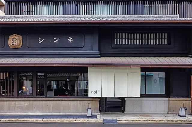 建物外観はそのまま残し、 宿泊者専用のロビーとして活用