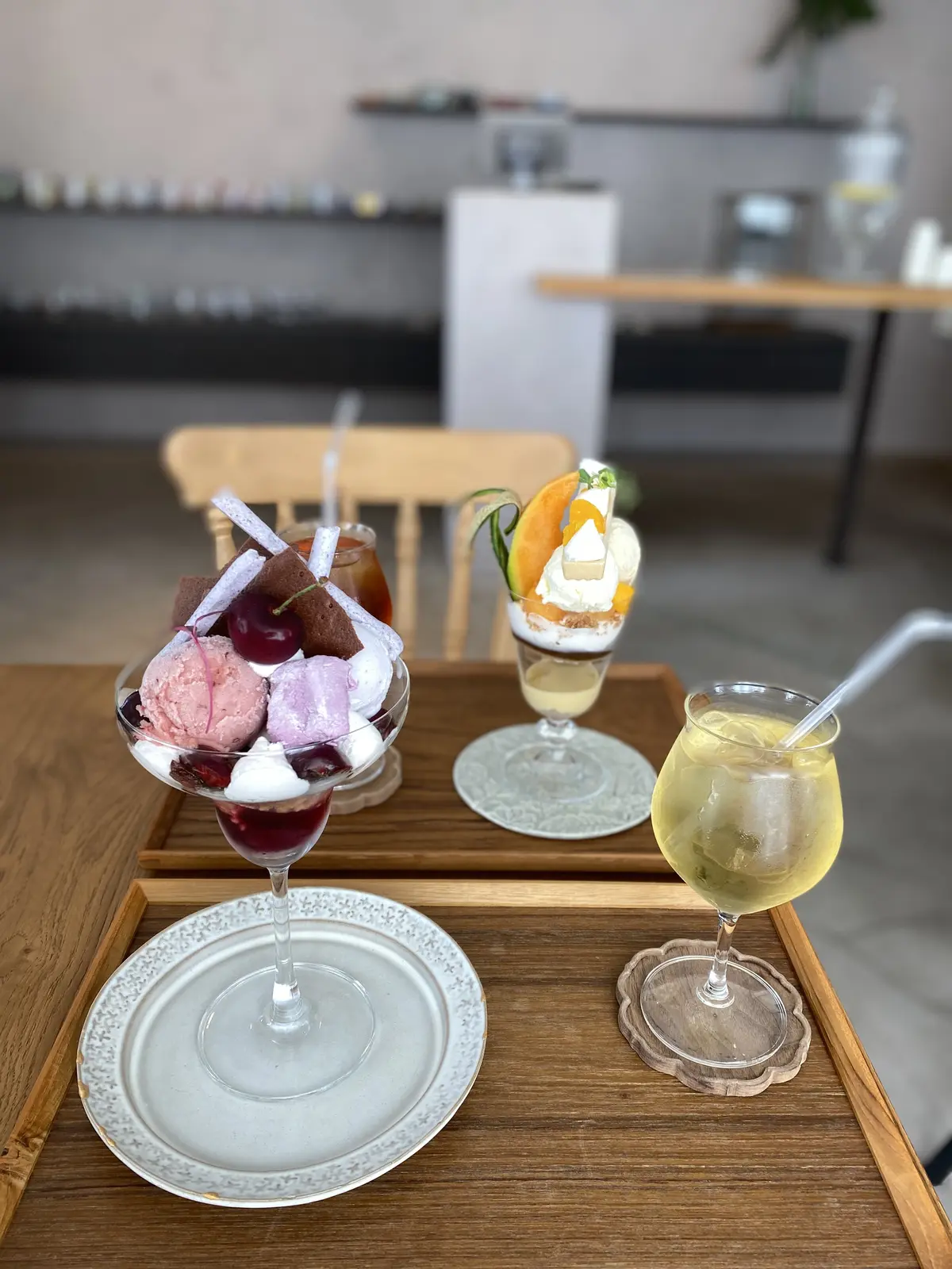 金木犀 茶店で楽しむチェリーパフェと桃のパフェ。西荻窪の完全予約制カフェの落ち着いた空間