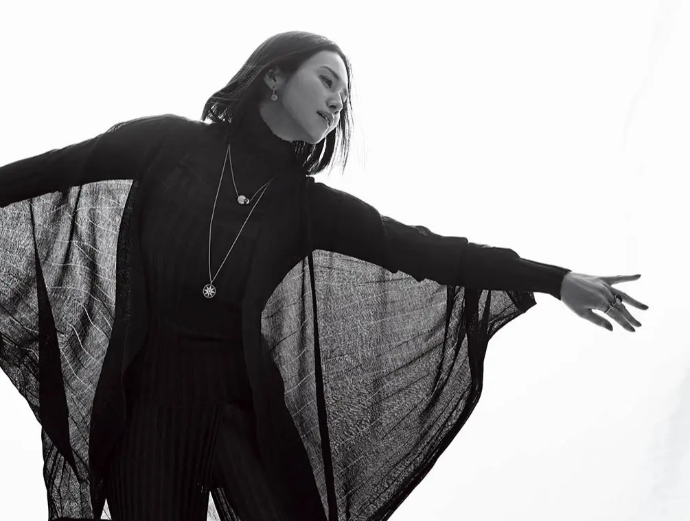 ディオールのブラックコーデの中谷美紀さん