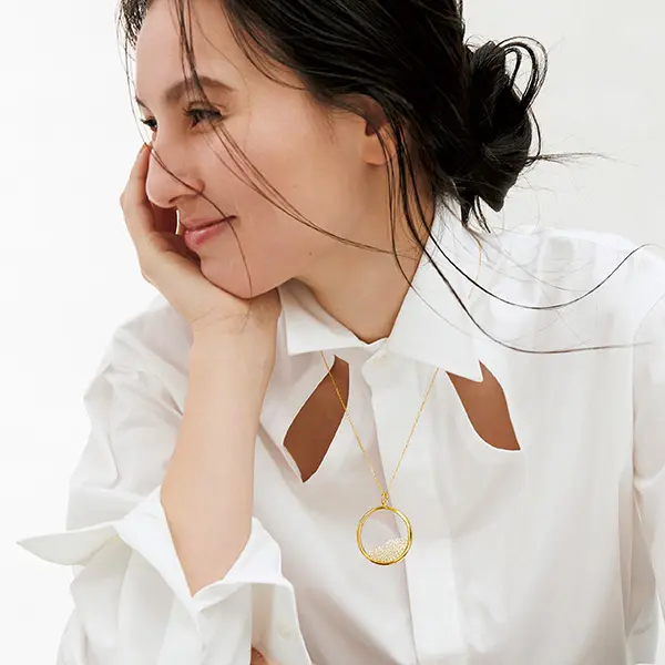 一点投入で洗練の胸もとに“大ぶり＆個性派の画像_2