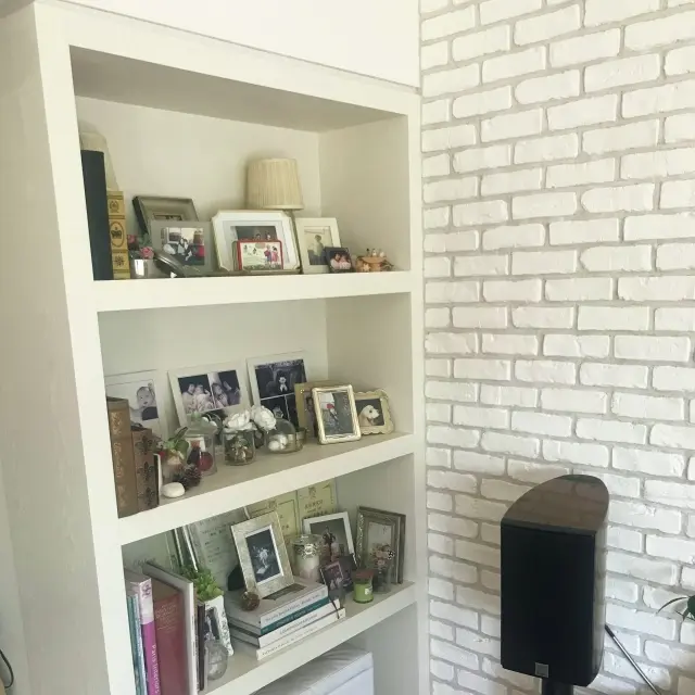 リビングの壁を白いレンガ調タイルでデコ