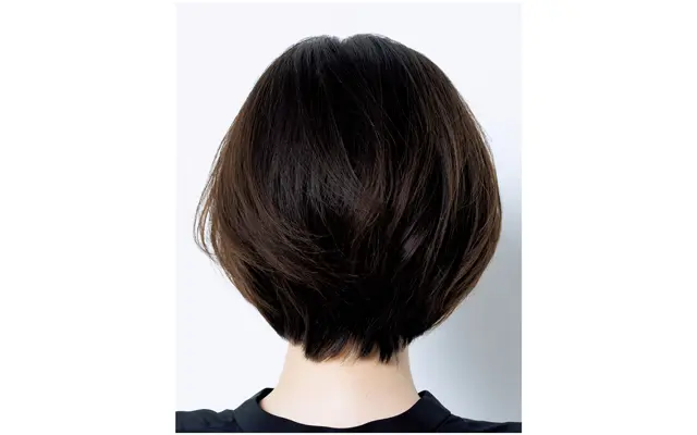 うねり髪を生かした若々しいショートボブ