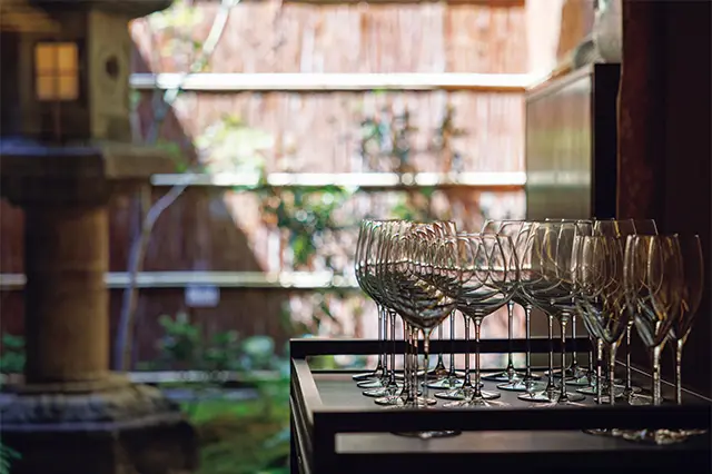 かつてお茶屋さん だった建物や坪庭を 生かした空間。