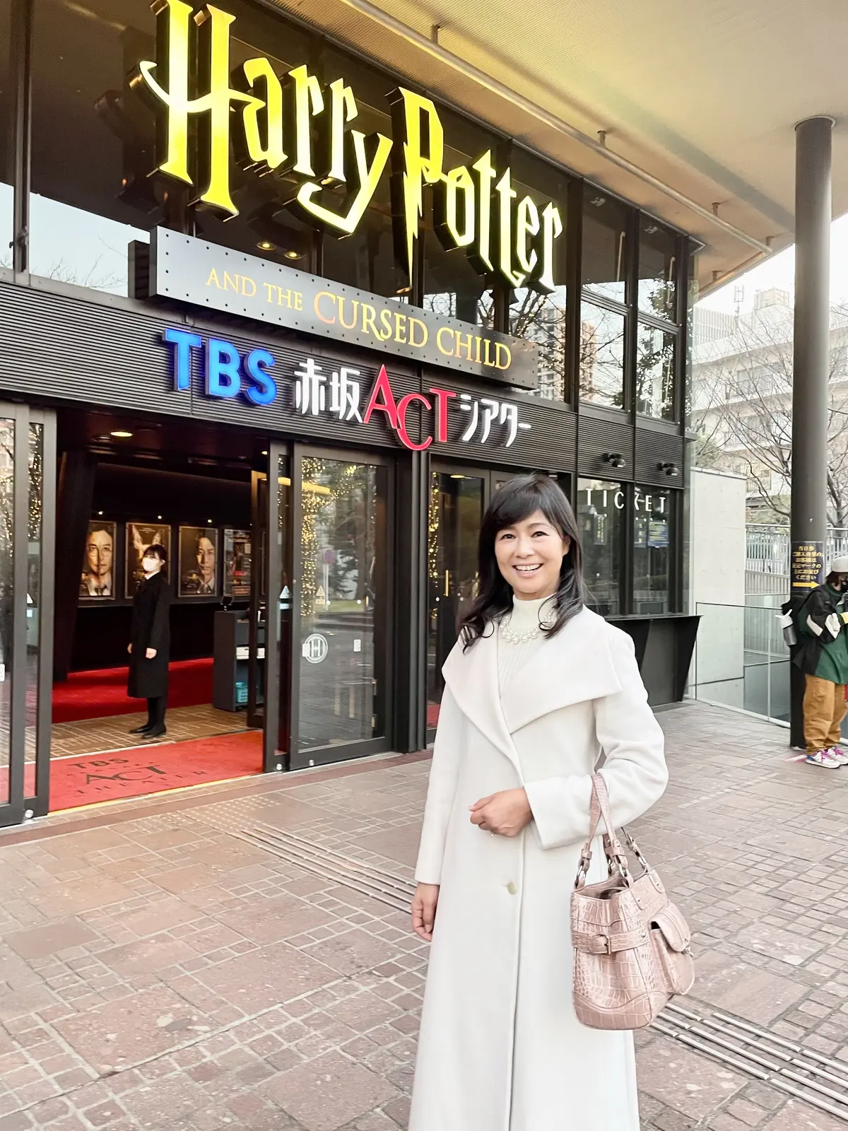 TBS、赤坂ACTシアター、ハリー・ポッターと呪いの子、舞台、赤坂ACTシアター、入り口、白、コート、ロングコート、白コート、白ロングコート、ミディアムヘア、ゆるふわカール、ピンクベージュ、バッグ、ネックレス、大ぶりネックレス、パール、エナメルバッグ、型押しバッグ、クロコダイル、