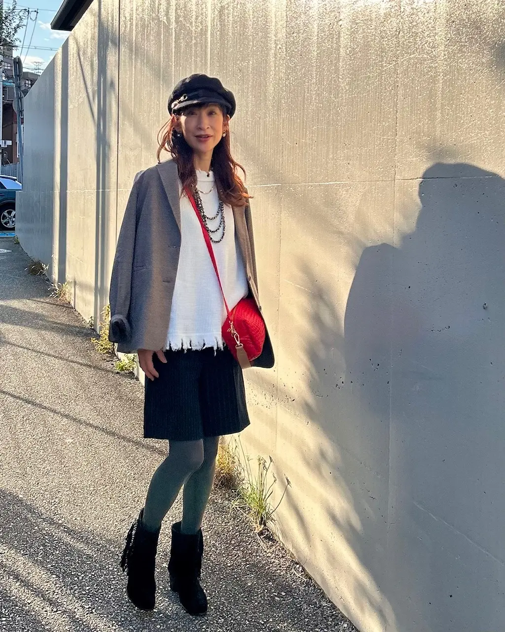 無印良品のブラウンジャケットに赤いバッグの画像_7