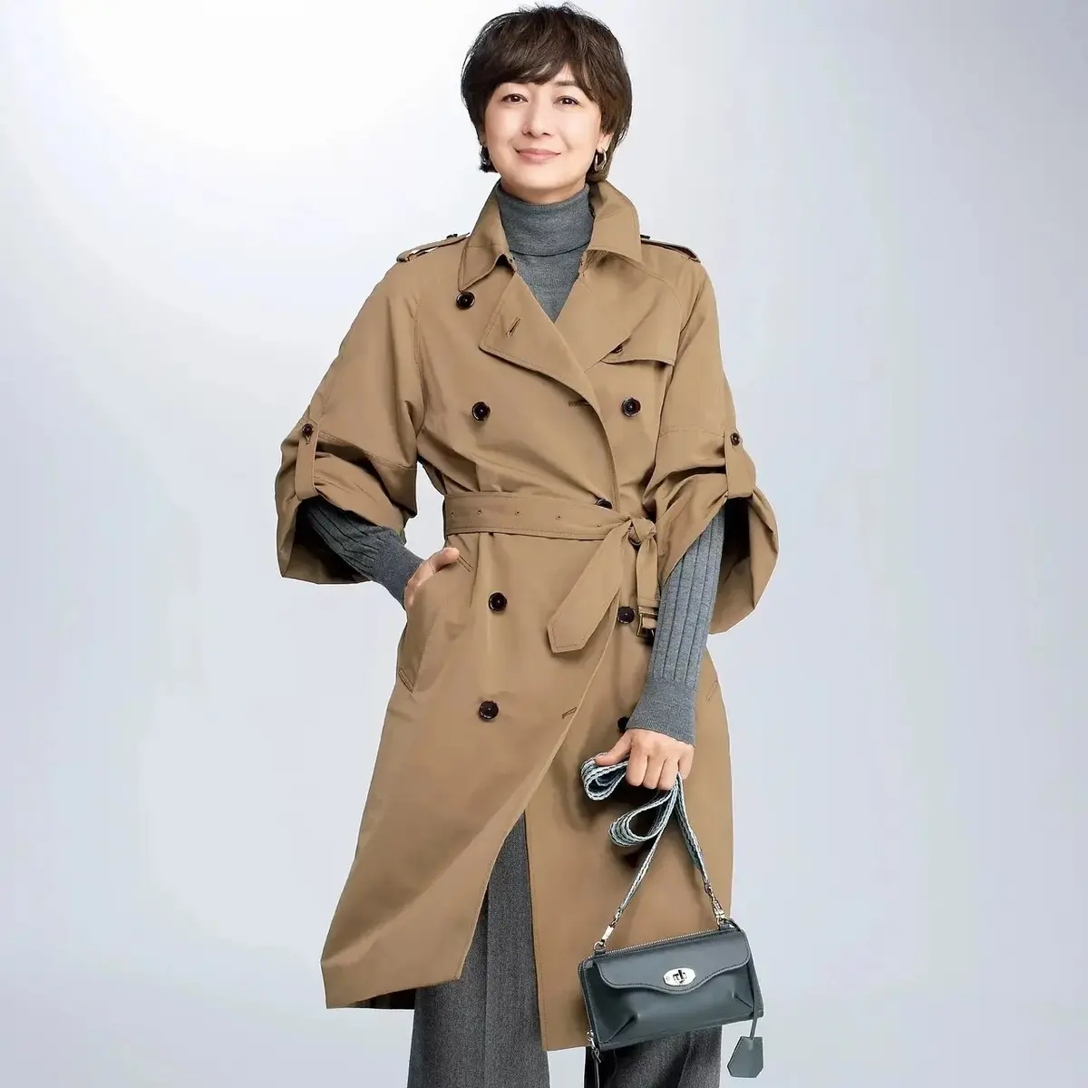 【50代春アウター】買えるのはエクラプレミアムだけ！1着で絵になる〈Room no.8 〉のドレスなトレンチ