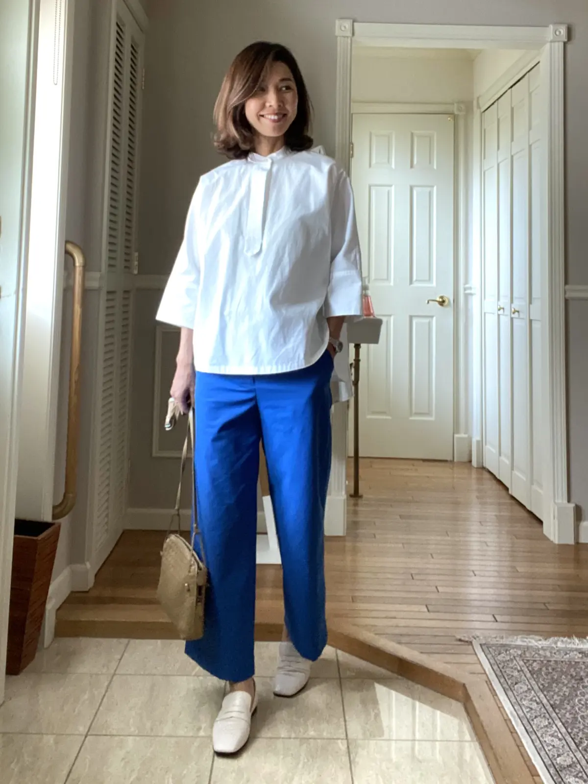 バンドカラーの白シャツの画像_1