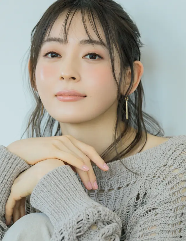 スティックタイプのチークを使用したメイク