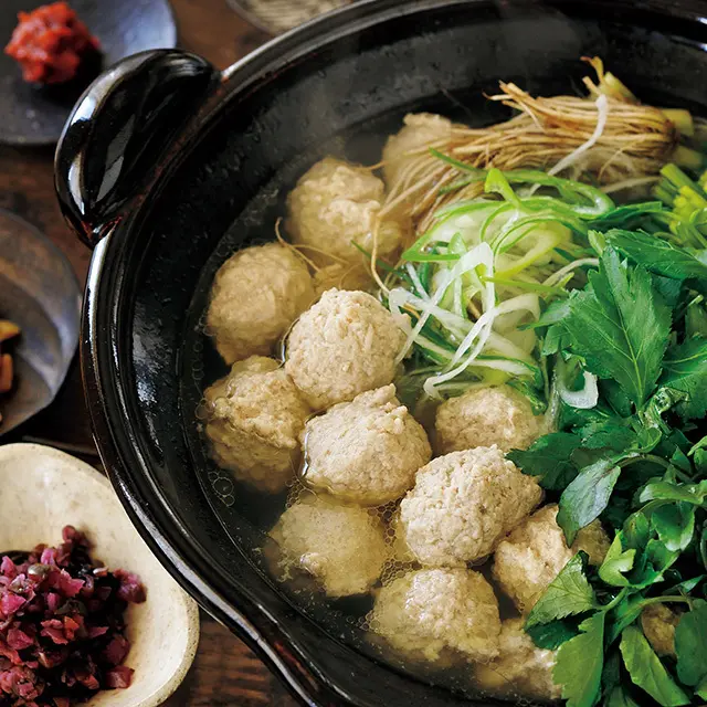 お酒をたっぷり加えることでつなぎなしでも、ふわっふわの鶏つくね。体が芯から温まります。いろんな薬味で自分好みの味に。