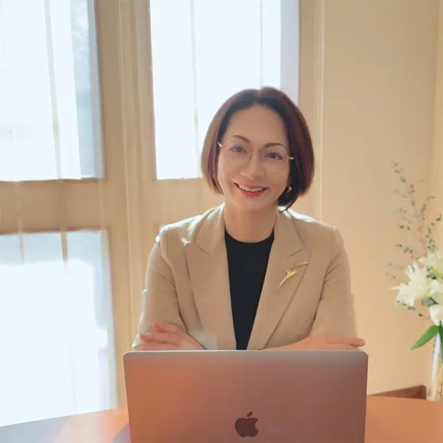 仕事の時に使用するために選んだのはメタルフレーム。知的できちんとした印象があるので、職場向きだと思います