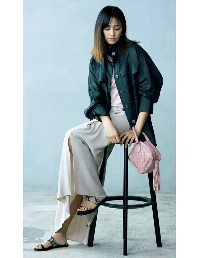 透け素材の美フォルムジャケットでワンランク上の女らしさを醸し出すRINA