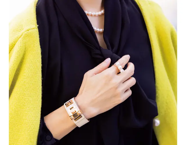 同じTASAKIでもこちらはモダンなバランス ネオ リング。エルメスのバングル共々、地金はピンクゴールドでそろえて