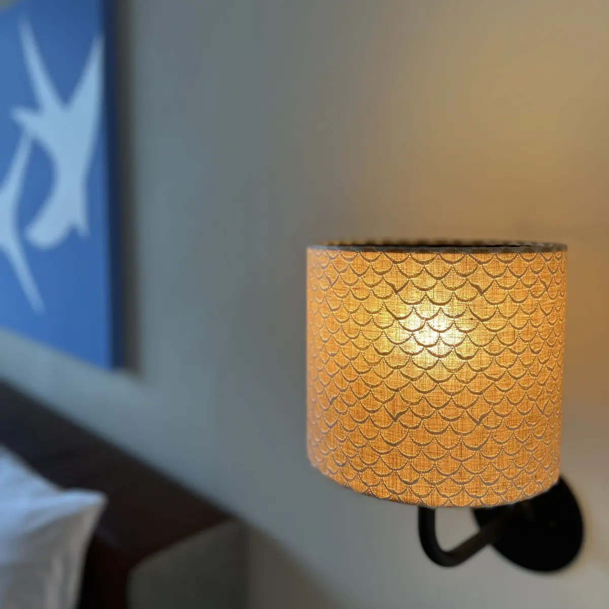 「エースホテル京都」部屋写真、ベットサイドのライト