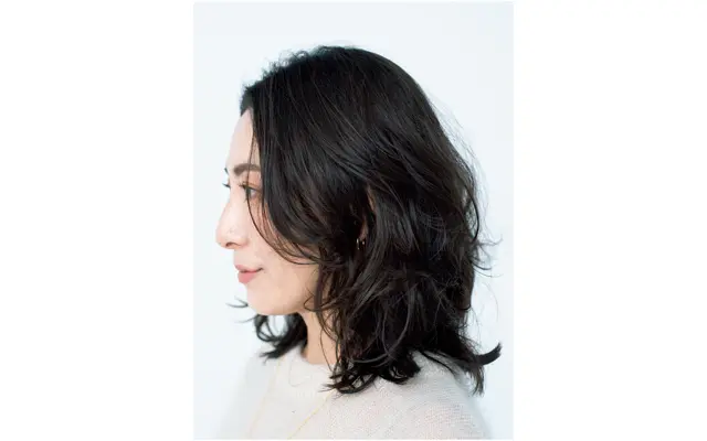 レイヤー×パーマでエアリー感を演出！ボリュームアップがかなうミディアムヘア【50代髪型・ヘアスタイル】