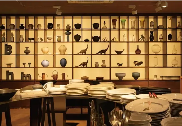 壁一面の棚は月に2度模様替え