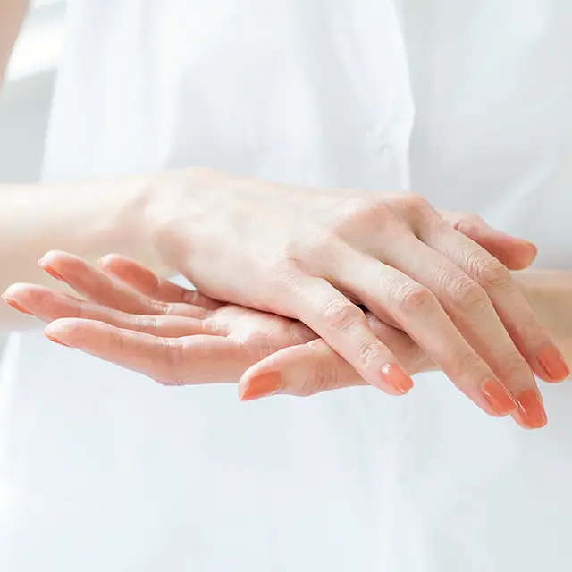 保湿下地は手首に近い手根部にとり、両手で温めてから