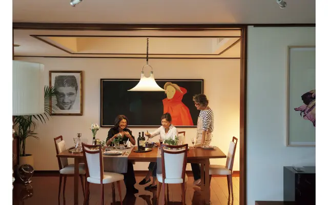 ダイニングテーブル＆チェアは『ロイズ・アンティークス』で購入したイタリアのヴィンテージ。ペンダントランプも『ロイズ・アンティークス』で。正面左はブルース・ウェーバーのポスター