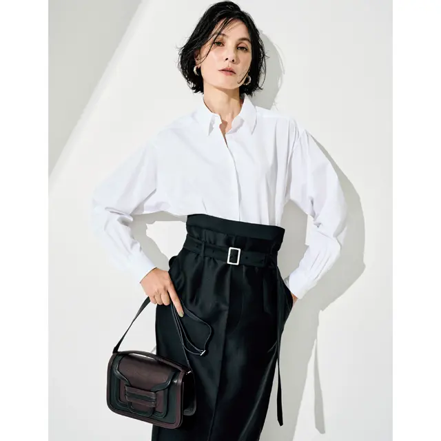 アスペジのシャツにセピエのスカートをコーデした田沢美亜