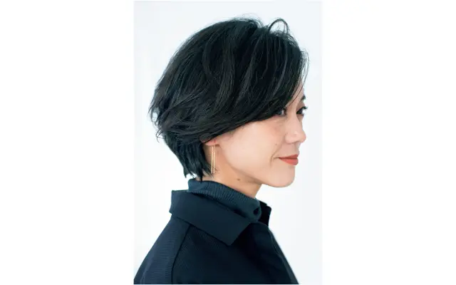 分け目の前髪をほかよりもやや短めにカット。おでこの丸みに沿ったボリュームが出やすく。