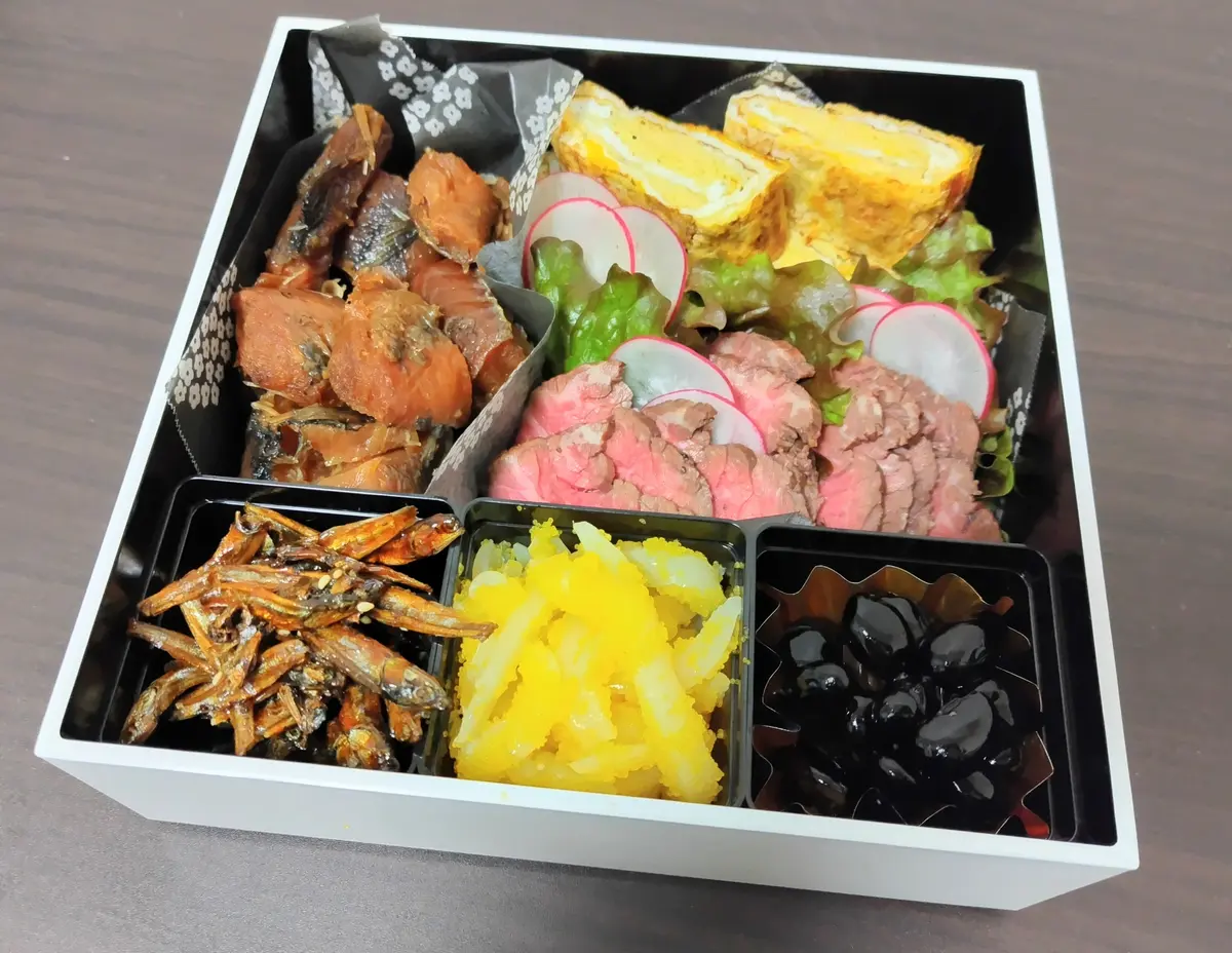 お節料理　田作り　黒豆　ローストビーフ