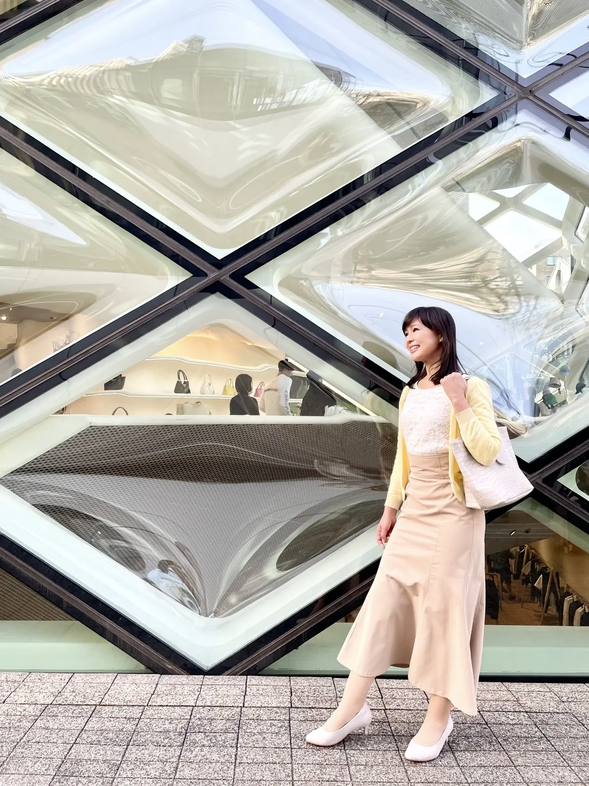 PRADA、プラダ、ボブ、ミディアムヘア、黄色、レモンイエロー、ニット、カーディガン、羽織り、レース、レーストップス、ベージュ、ベージュスカート、スカート、ロングスカート、ハイウエスト、春服、春服コーデ、可愛い、お気に入り、スタイルアップ、着回し、