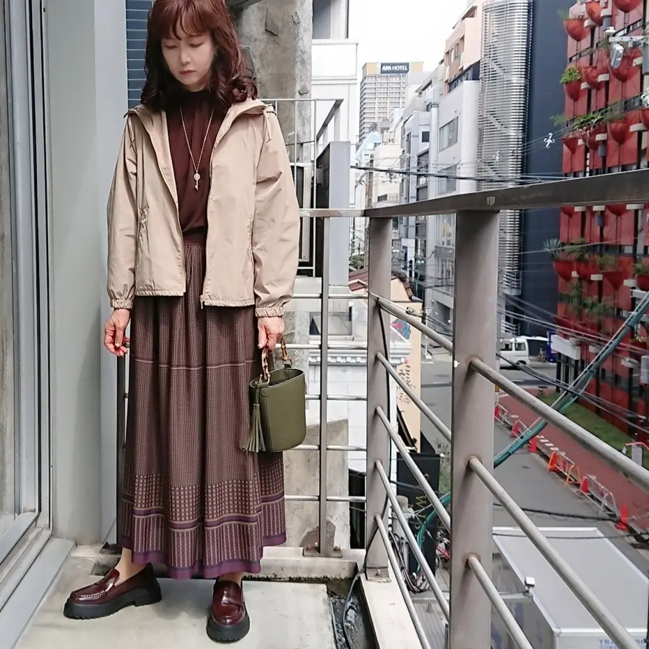 ショートアウター  ブラウンブラウス  ブラウンスカート