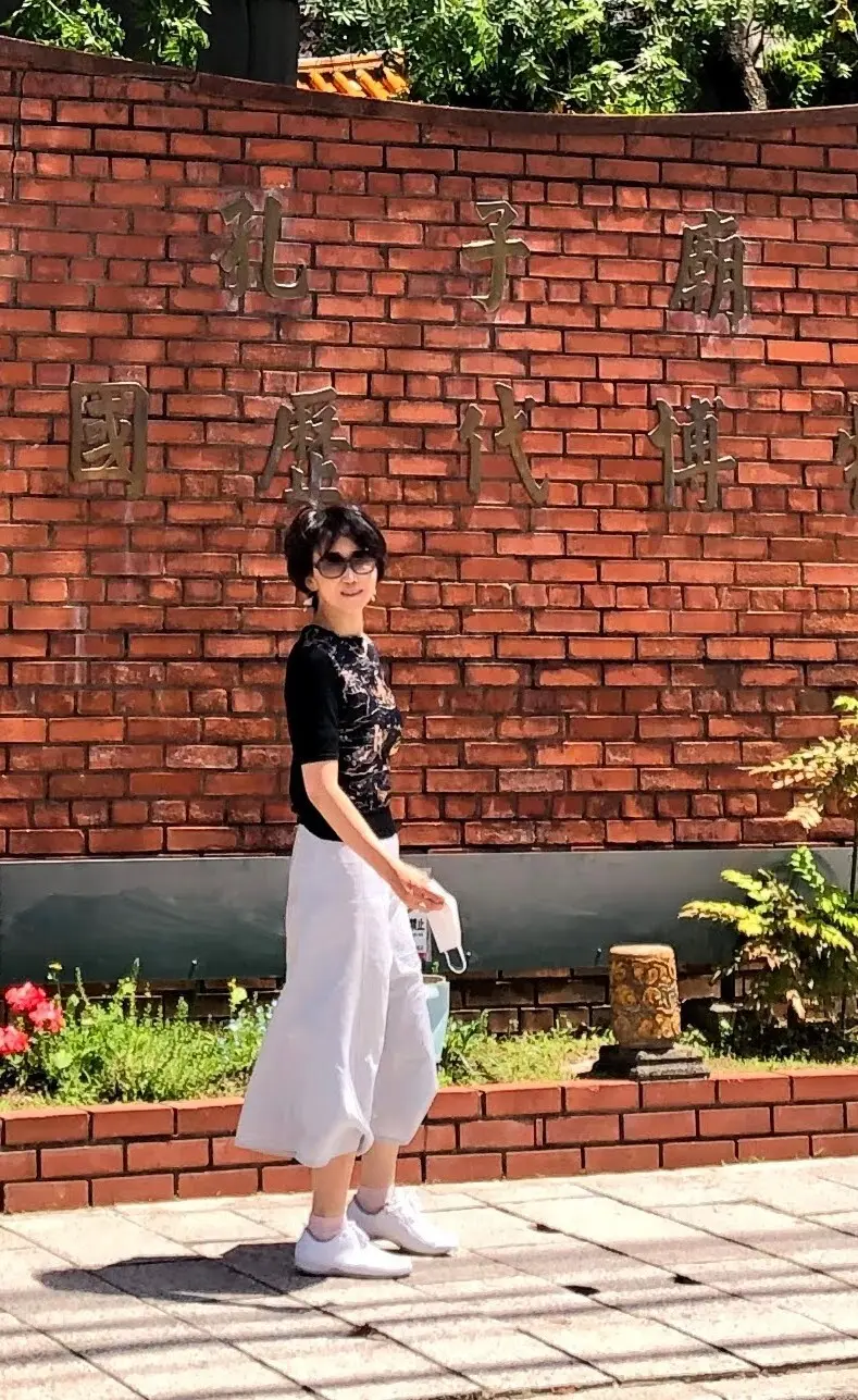 孔子の遺品を納め祀った孔子廟の前で