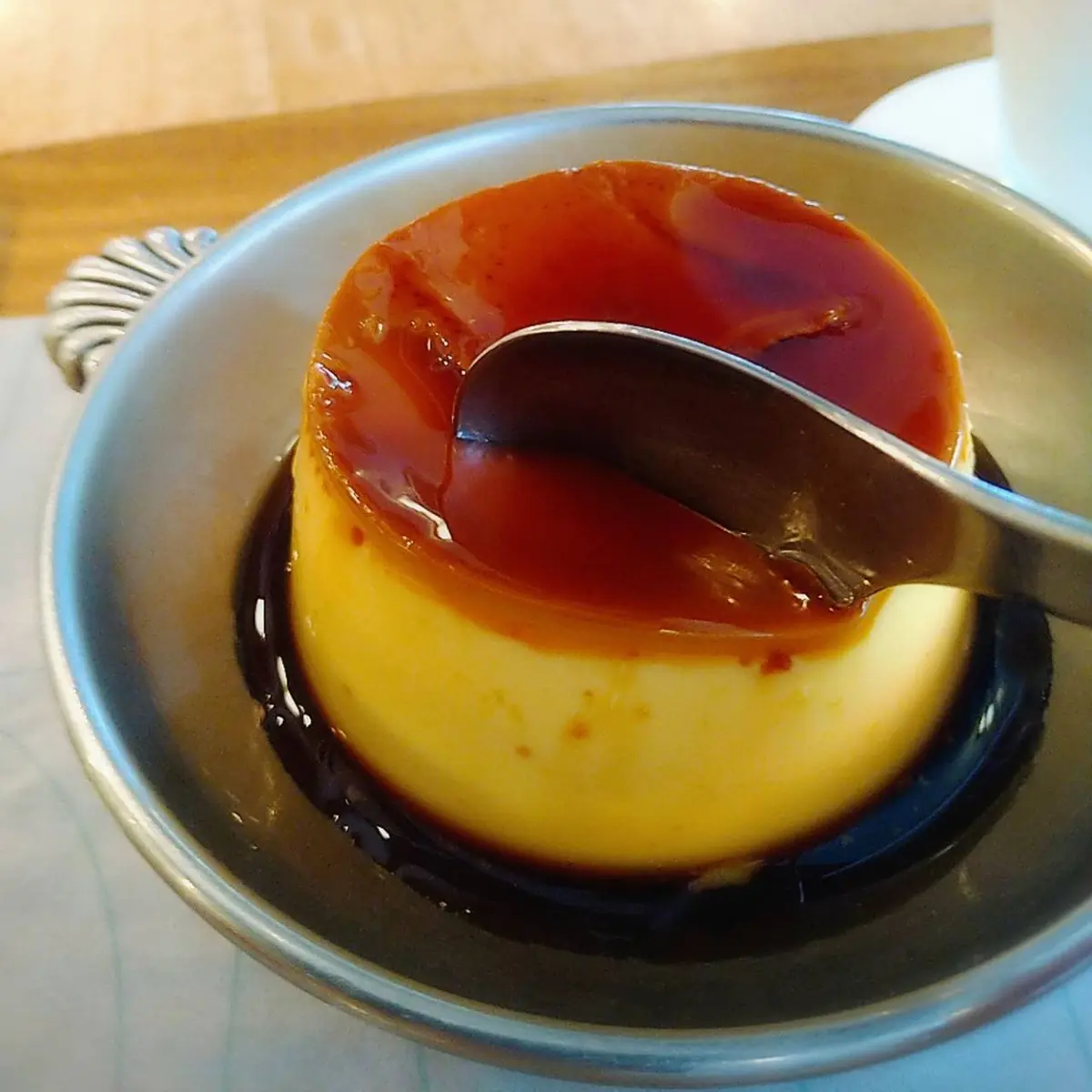 渋谷のホワイトグラスコーヒー、プリンとアイスカフェラテ