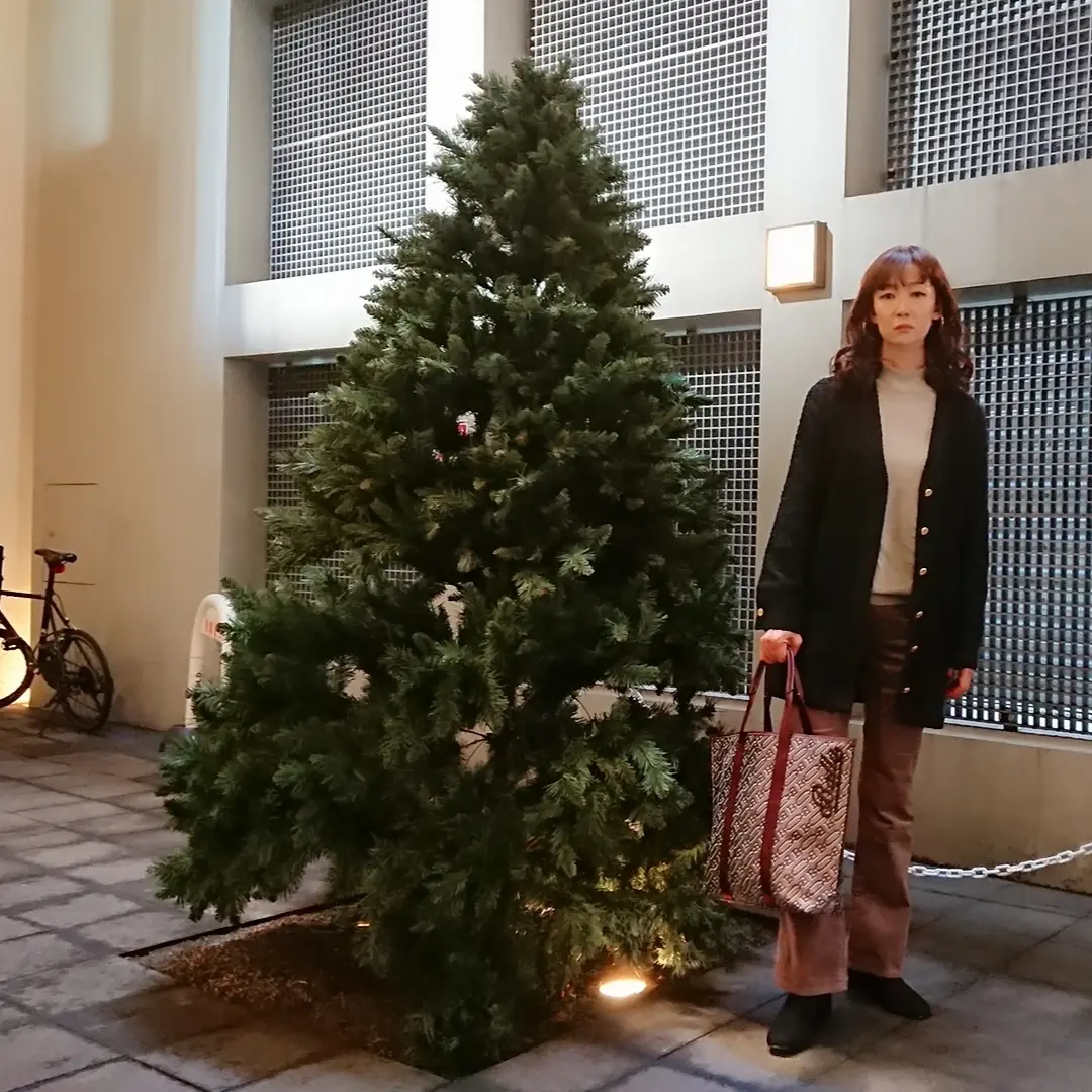 黒ジャケット  ブラウンパンツ  トートバッグ