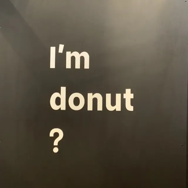 壁に書かれているI'm donut？の文字