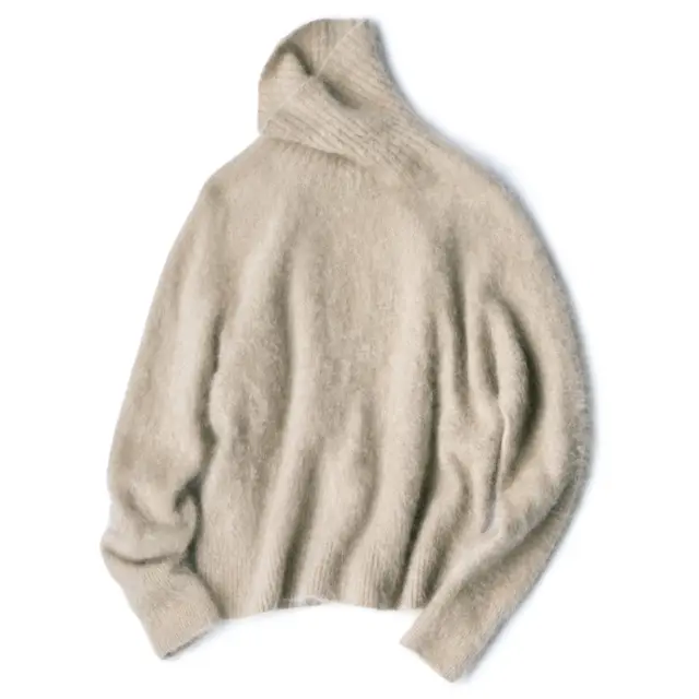 タートルネックニット　クールなタートルニットもモヘア加工されたカシミヤだと優しげな表情
