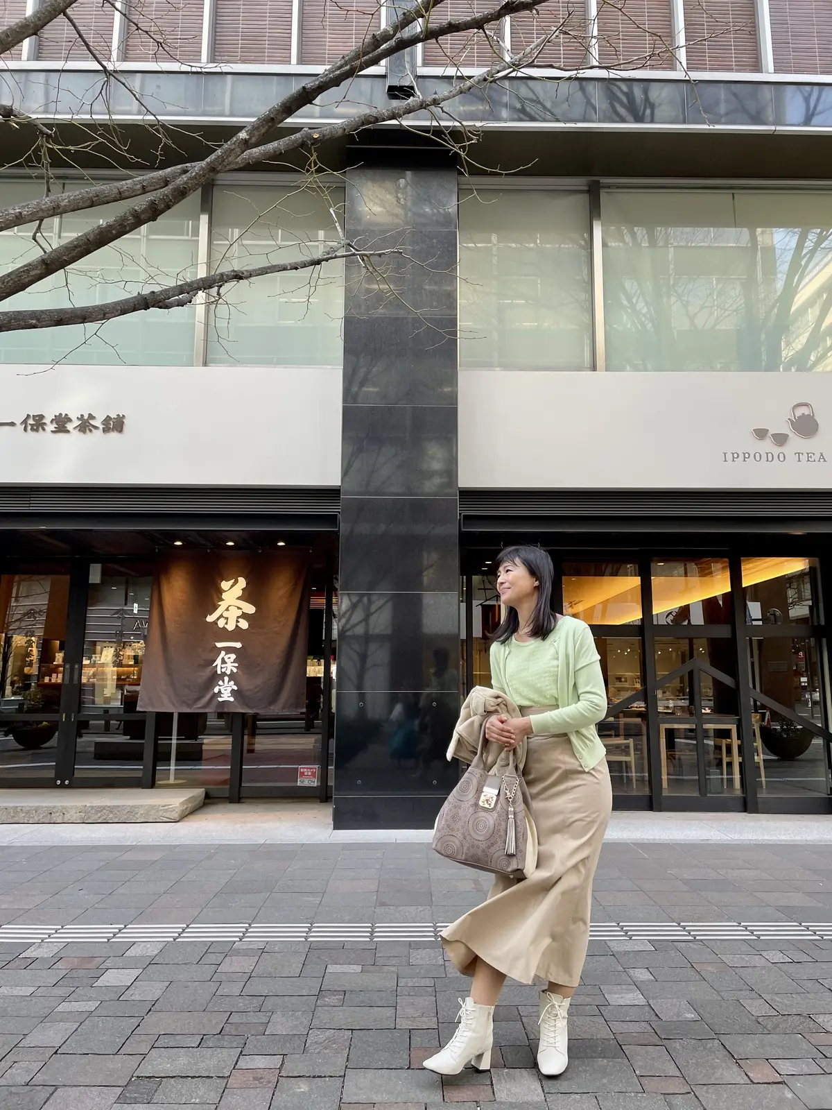 黄緑、イエローグリーン、ニット、春ニット、春服、春コーデ、春服コーデ、春ファッション、ニットコーデ、ベージュスカート、スカート、ロングスカート、パステルグリーン、ボブ、ミディアムヘア、スカートコーデ、バッグ、グレージュバッグ、白ショートブーツ、ニットアンサンブル、ニットコーデ、東京、