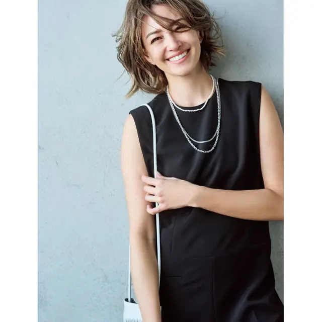 タイプの異なるネックレスを重ねて印象的なツヤをプラス