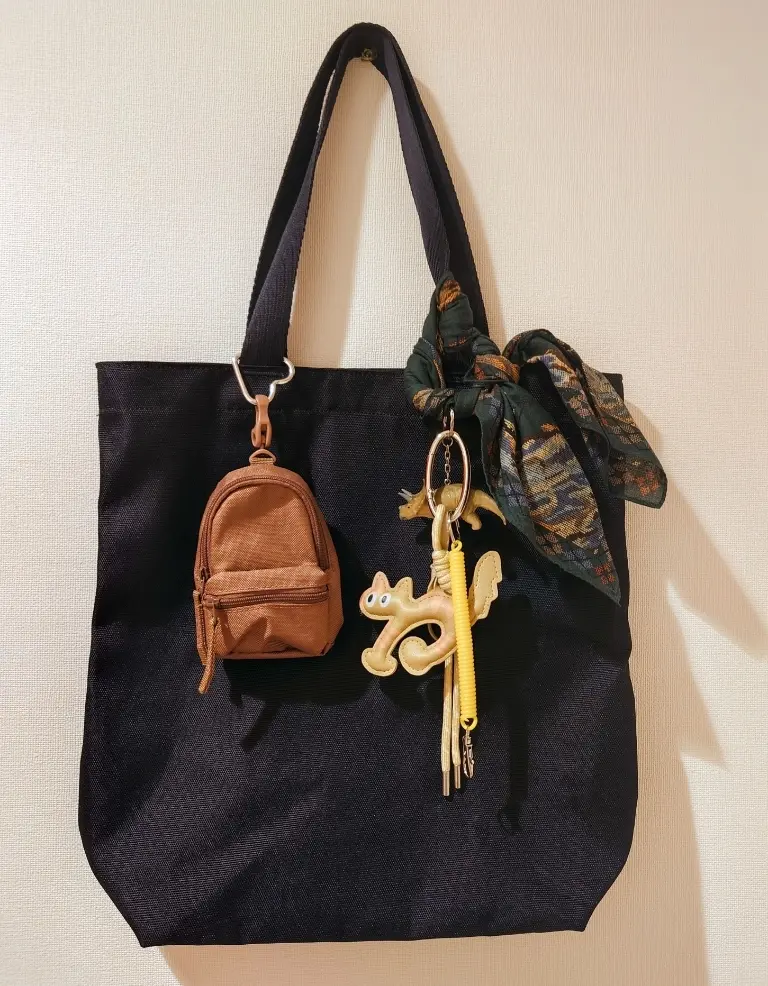無印良品ネイビートートバッグにミニリュックやバッグチャームをつけて