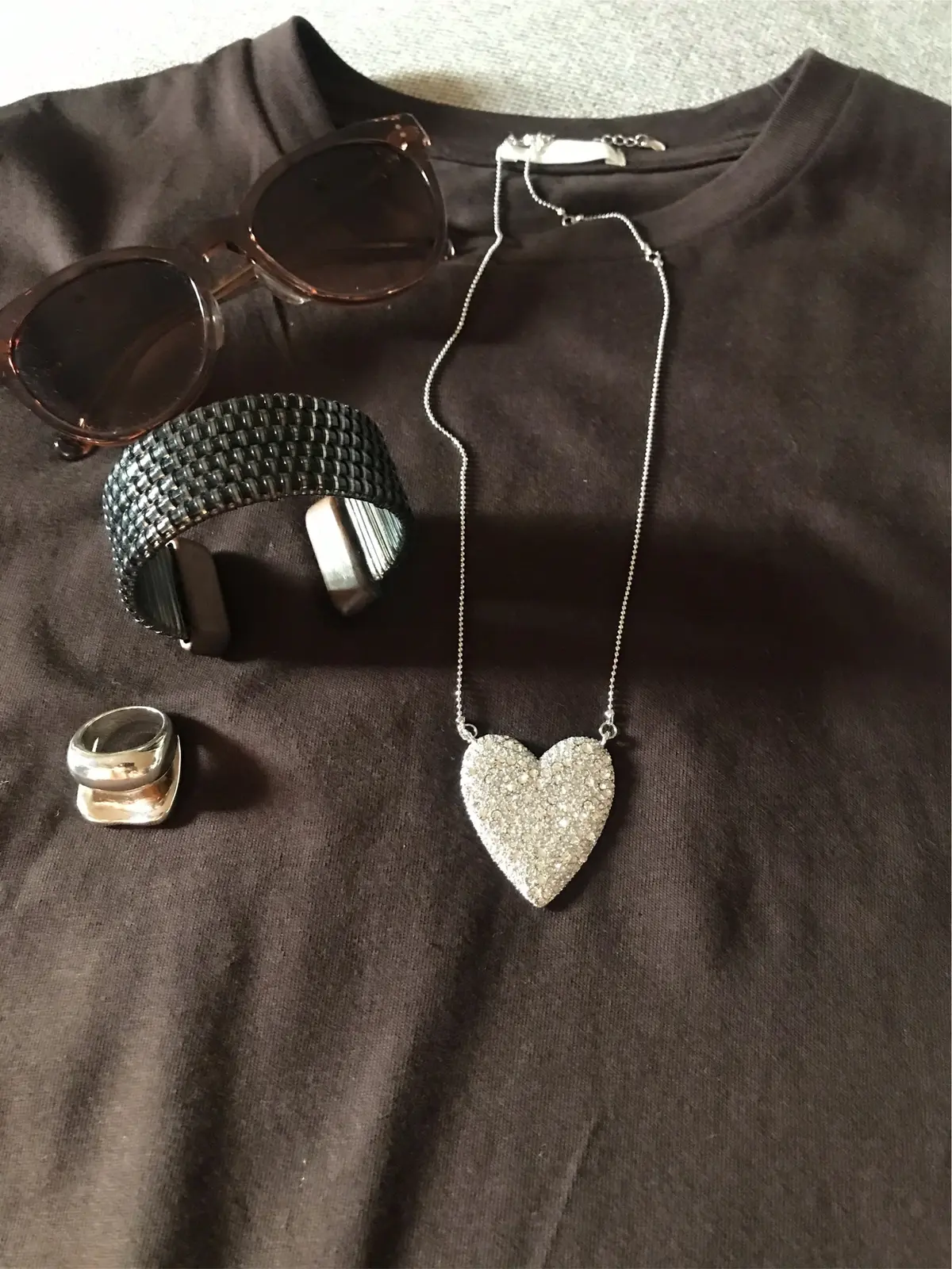 シルバーラインストーンのネックレスを合わせて