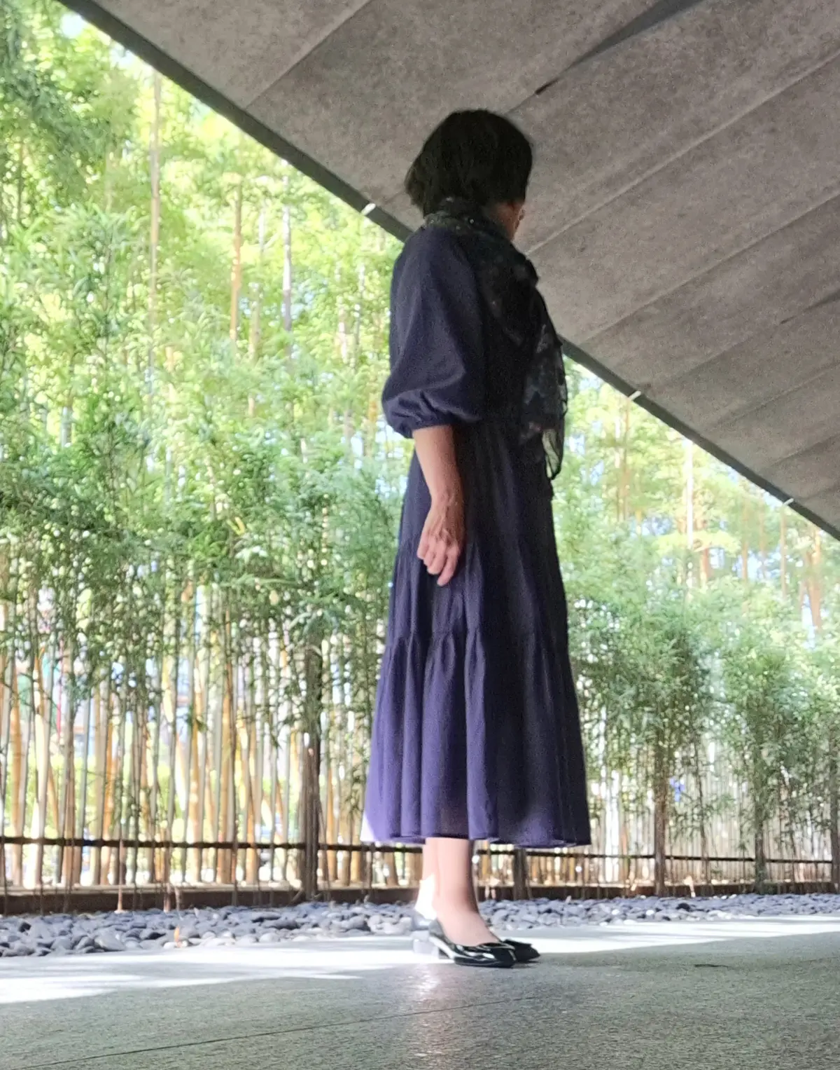 パープルのワンピースで根津美術館 燕子花の画像_5