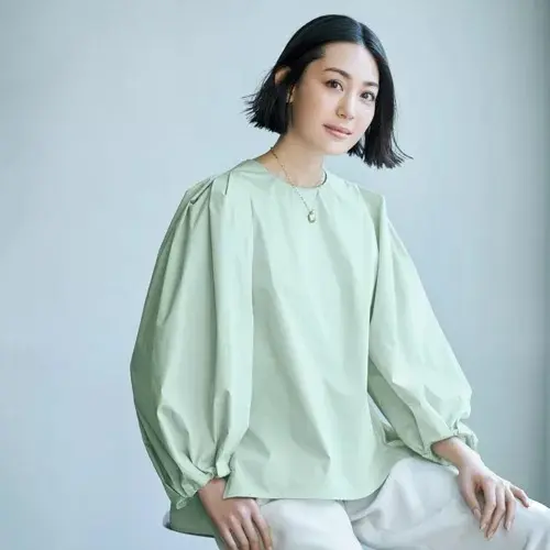 E by eclat コットン袖ボリュームブラウス ￥17,600（税込）