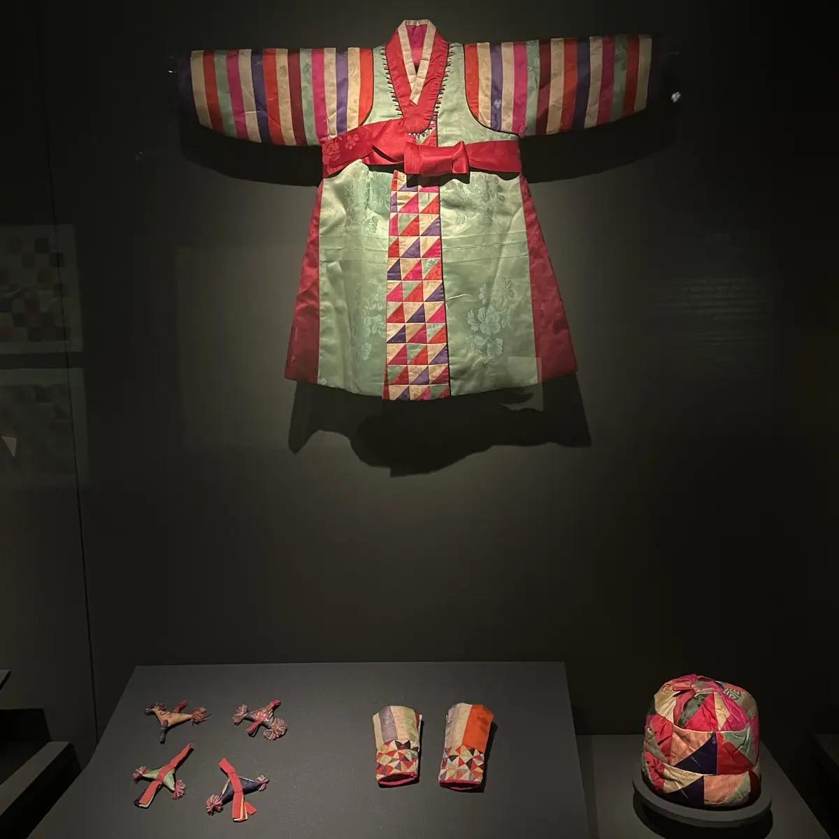 ソウル工芸博物館の展示、パッチワークのように布を縫い合わせ、さらに美しい刺繍を施されている作品